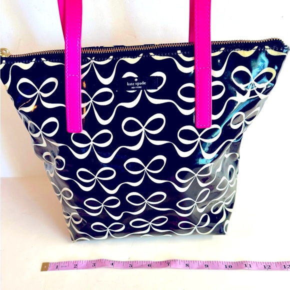 Kate Spade New York- Daycation black tote with white bows and pink handle. - Picture 2 of 7